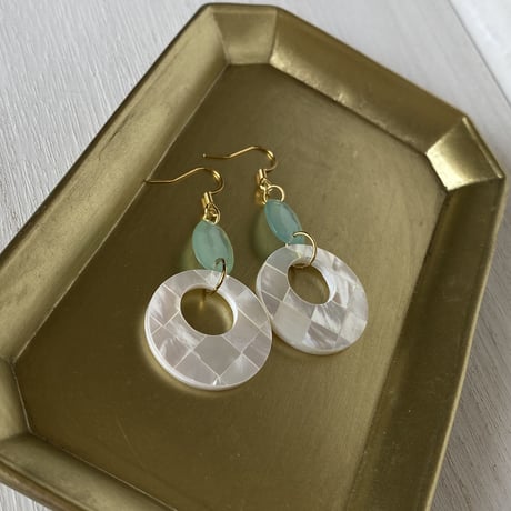 アクアカルセドニーとシェルのピアス/サージカルステンレス
