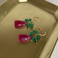 フューシャーピンクカルセドニーとグリーンオニキスのスペシャルピアス　サージカルステンレス