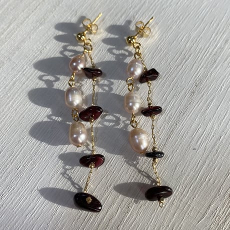 ガーネットと淡水パールのピアス/イヤリング　サージカルステンレス