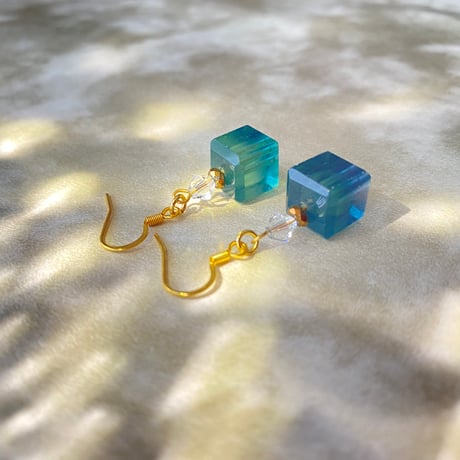透き通る静寂　フローライト×スワロフスキーのピアス