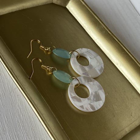 アクアカルセドニーとシェルのピアス/サージカルステンレス