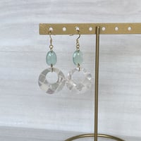 アクアカルセドニーとシェルのピアス/サージカルステンレス