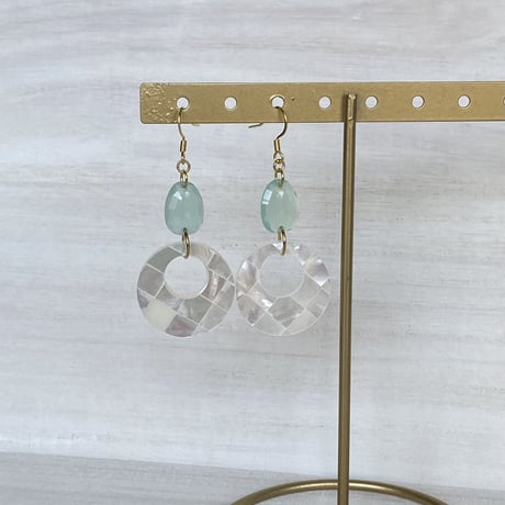 アクアカルセドニーとシェルのピアス/サージカルステンレス