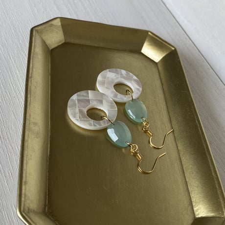 アクアカルセドニーとシェルのピアス/サージカルステンレス