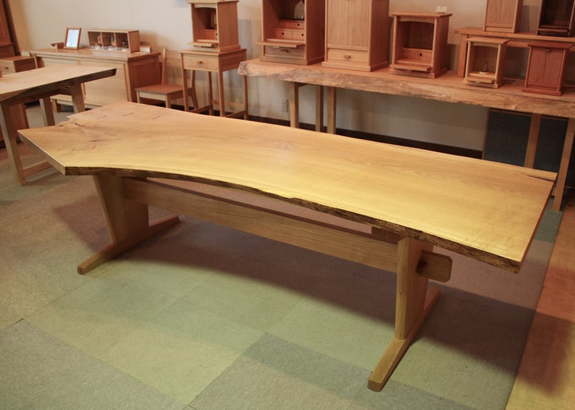 北海道産おんこの木で作られたテーブルです。 北海道産ナラ一枚板テーブル □ショップ展示品現品セール品 | 森林工芸