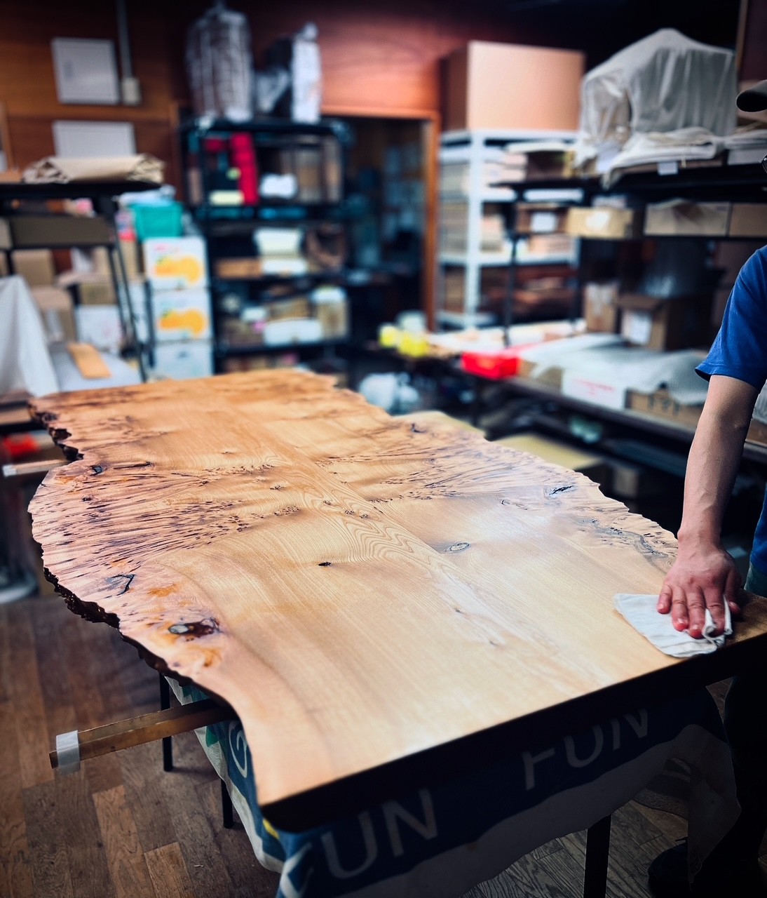 ニレバール杢ブックマッチテーブル | 森林工芸館STORES