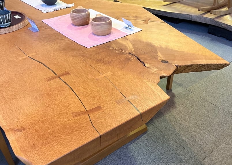 北海道産おんこの木で作られたテーブルです。 北海道産ナラ一枚板テーブル □ショップ展示品現品セール品 | 森林工芸