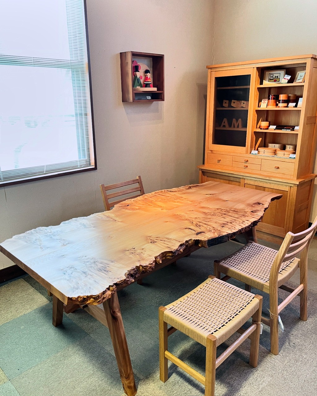 ニレバール杢ブックマッチテーブル | 森林工芸館STORES