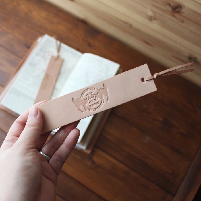 ニューヨーク公共図書館　革製しおり　カード　ピンバッチ ニューヨーク公共図書館 しおり - メルカリ