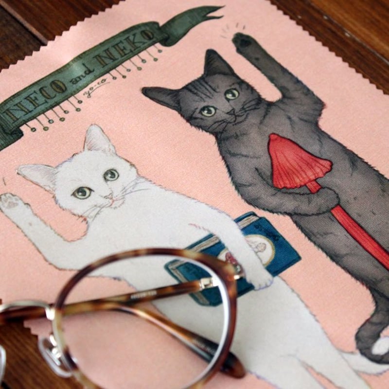 猫とネコの絵本シリーズ 猫とネコのご挨拶 メガネふき | 13.CATS.WORKS