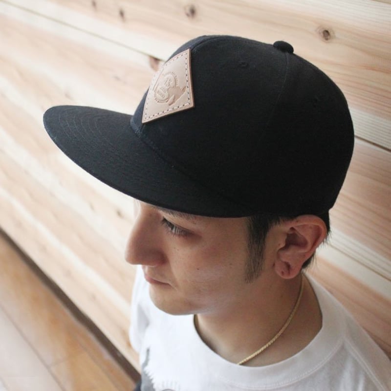 ヌメ革手縫いレザーエンブレムキャップ（ロゴ）ウールブレンド