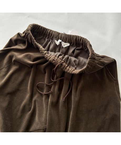 ANDER "VELOUR BACK CURVY CROPPED PANTS"