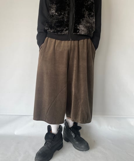ANDER "VELOUR BACK CURVY CROPPED PANTS"