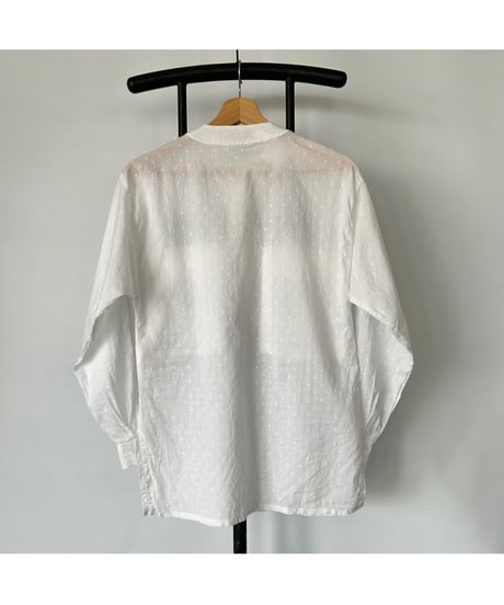 Dot collarless white shirt