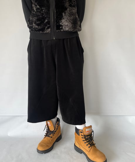 ANDER "VELOUR BACK CURVY CROPPED PANTS"