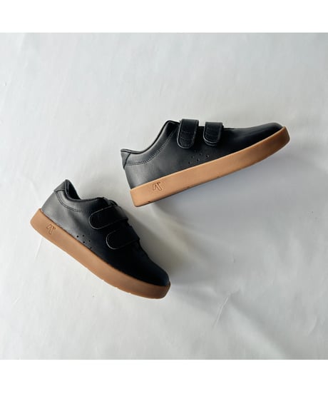 AREth I (velcro) "Black Leather/Gum"