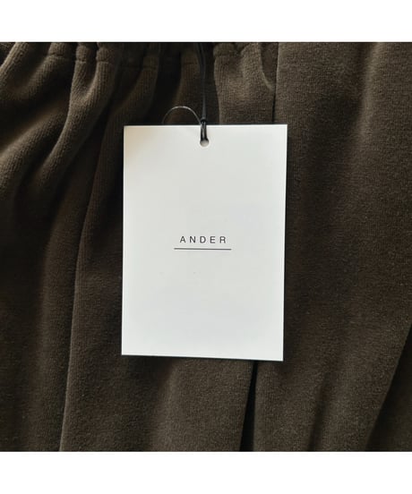 ANDER "VELOUR BACK CURVY CROPPED PANTS"