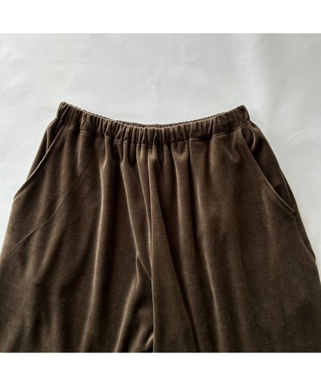 ANDER "VELOUR BACK CURVY CROPPED PANTS"