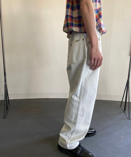 COMFORTABLE REASON "Surface Dyed Denim"