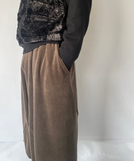 ANDER "VELOUR BACK CURVY CROPPED PANTS"