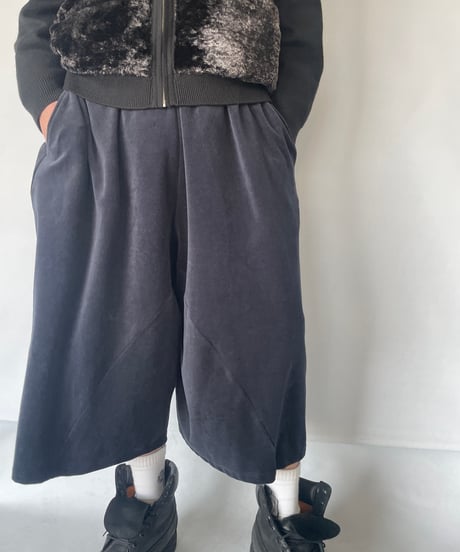 ANDER "VELOUR BACK CURVY CROPPED PANTS"