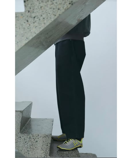 COMFORTABLE REASON "Surface Dyed Denim"