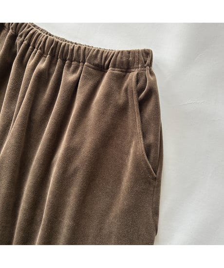 ANDER "VELOUR BACK CURVY CROPPED PANTS"