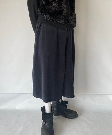 ANDER "VELOUR BACK CURVY CROPPED PANTS"