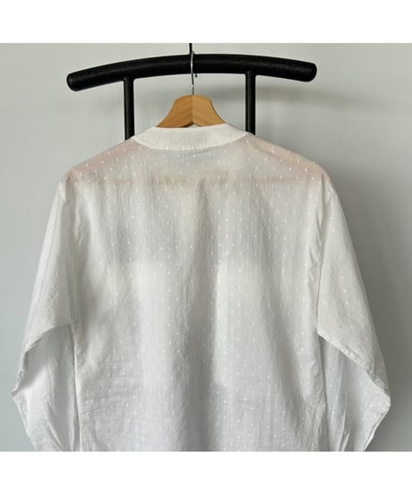 Dot collarless white shirt