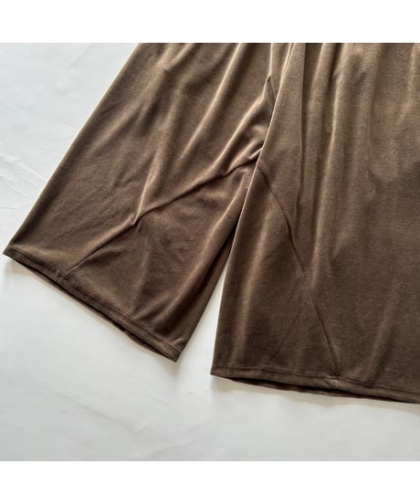 ANDER "VELOUR BACK CURVY CROPPED PANTS"