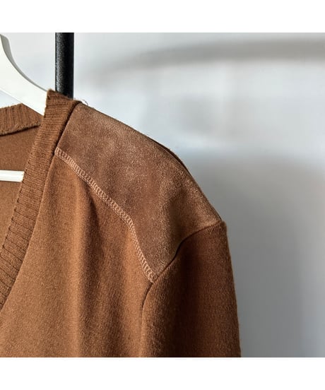 Europe Vintage Switching Suede V-neck Knit