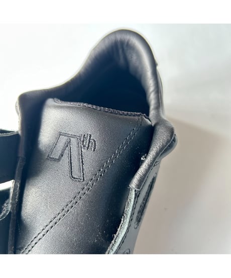 AREth I (velcro) "Black Leather/Gum"