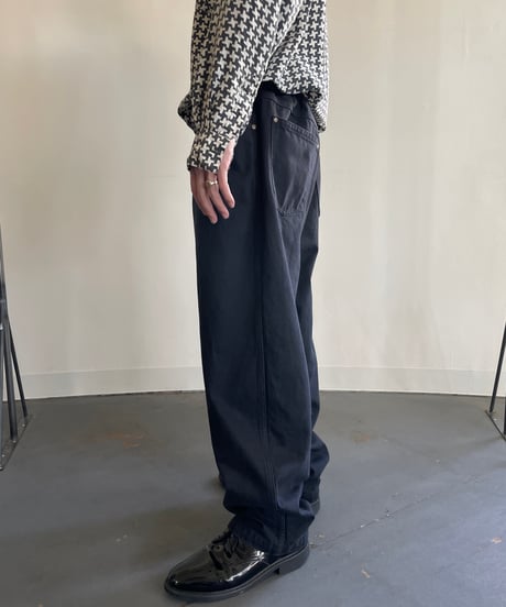 COMFORTABLE REASON "Surface Dyed Denim"