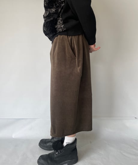 ANDER "VELOUR BACK CURVY CROPPED PANTS"