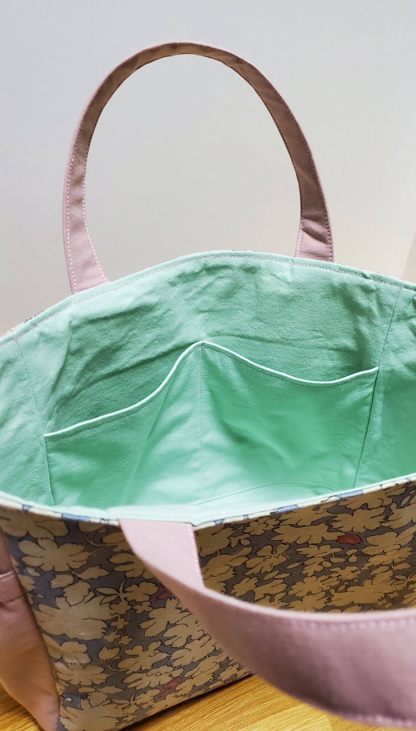 【ハンドメイド】 立体 ローズ ✨️トートバッグ 手編み 内布 ポケット付き サイドポケット付きトートバッグ ハンドメイド | Pink-Boo
