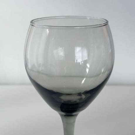 somoke-grey balloon wine glass 2000s USA