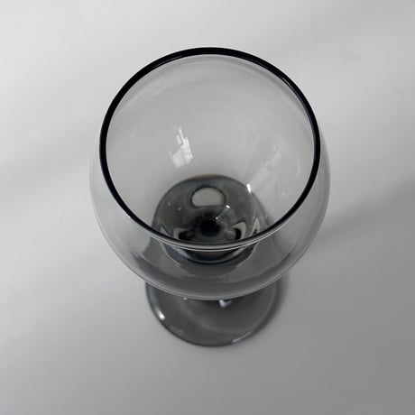 somoke-grey balloon wine glass 2000s USA