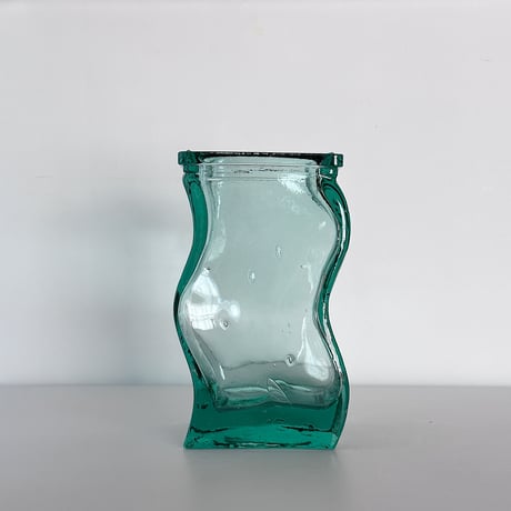 wavy curvy famine vase 90s Spain
