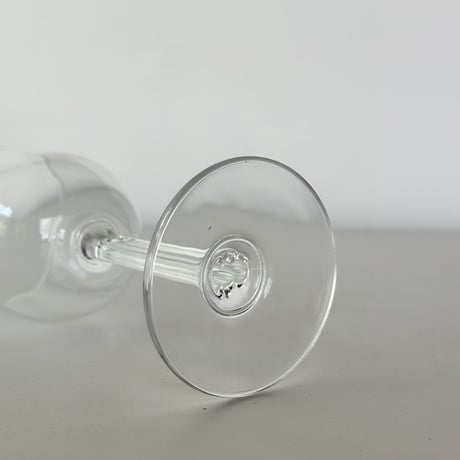 wine glass with flat ribs stem 80s