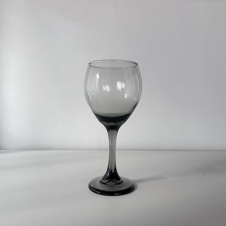 somoke-grey balloon wine glass 2000s USA