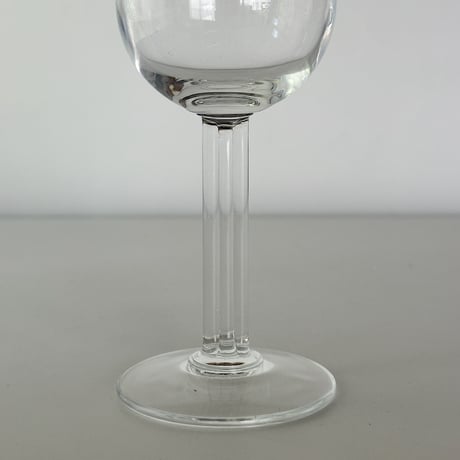 wine glass with flat ribs stem 80s