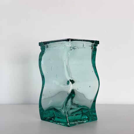 wavy curvy famine vase 90s Spain