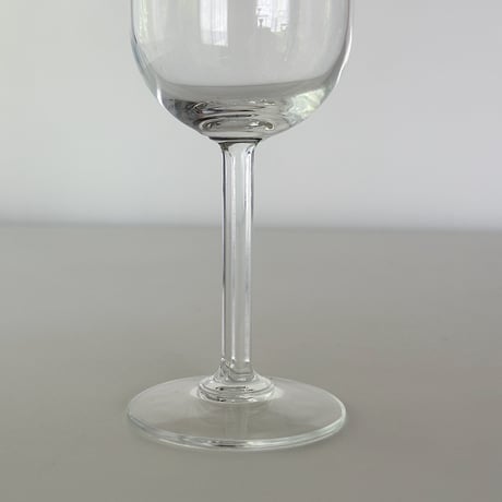 wine glass with flat ribs stem 80s