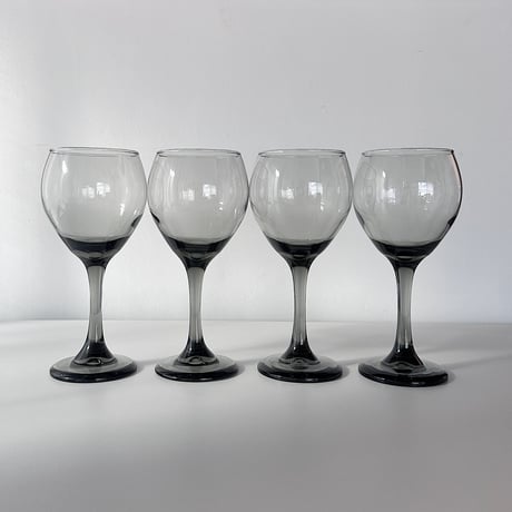 somoke-grey balloon wine glass 2000s USA