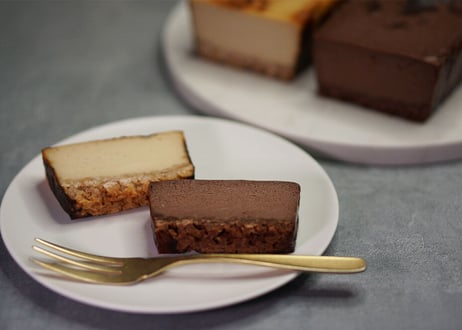 チーズケーキ2種セット（プレーン、チョコレート各1個）