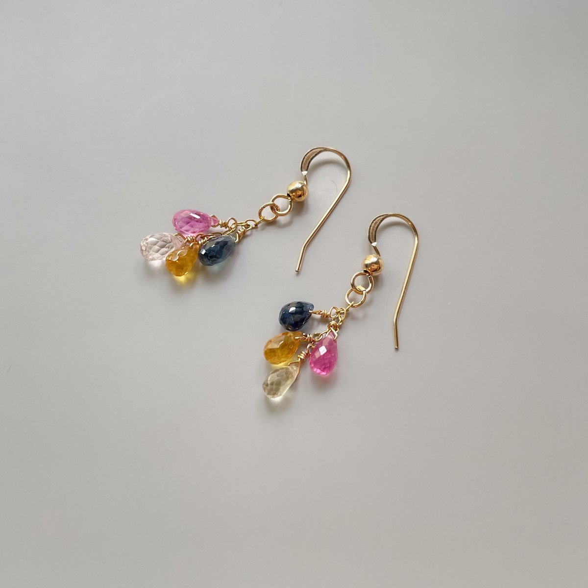 14kgfムーンシェープカービング・マルチカラーサファイアピアス