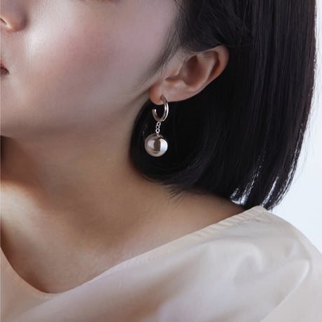 軽やかな着け心地を求めて。どんな瞬間もソリッドに輝く　BLOOM フープ＆ボールピアス