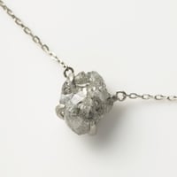 大人の美意識と響き合うくすみカラー　AARUSHI　グレイッシュダイヤモンド3.11ct　Ptネックレス