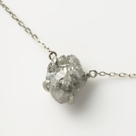 大人の美意識と響き合うくすみカラー　AARUSHI　グレイッシュダイヤモンド3.11ct　Ptネックレス