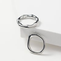 自由なセンスとボリューム感で、手元をスタイリッシュに　LINDA　セットリング
